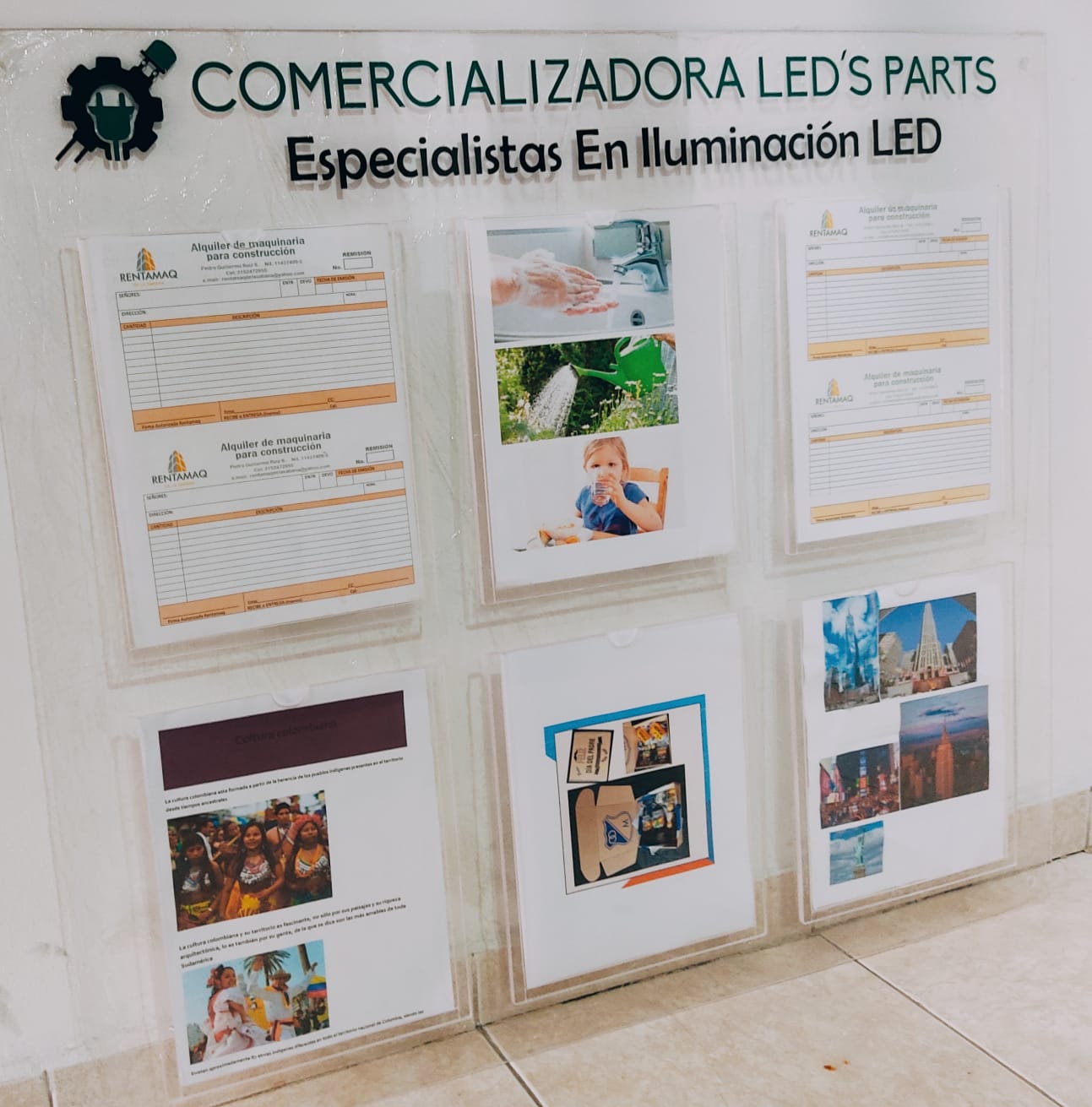 Cartelera Acrílica de 4 Bolsillos - Image 3