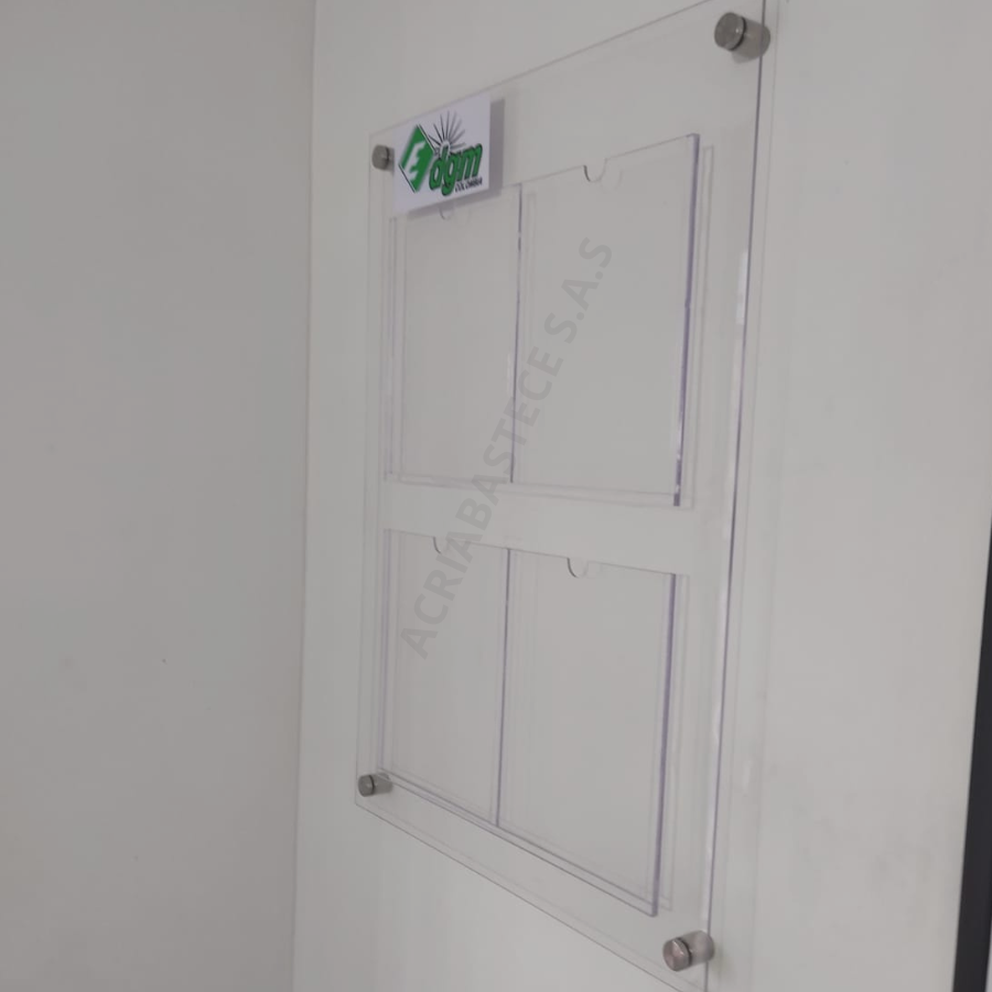 Cartelera con 4 bolsillos acrílicos