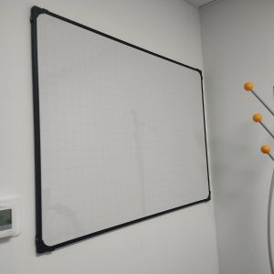 Tablero acrílico borrable 120x160 cm con marco en aluminio.