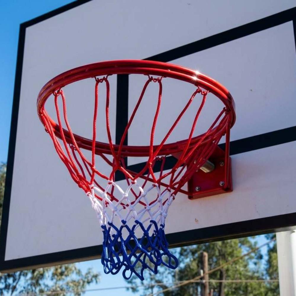 Aros de baloncesto profesionales para canchas de alto tráfico.