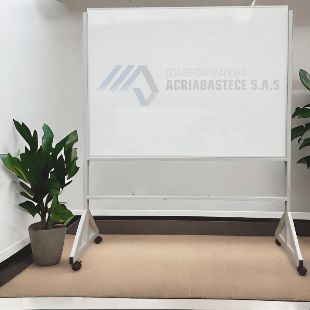 Tablero acrílico móvil con ruedas de seguridad y estructura metálica resistente para salas de juntas.